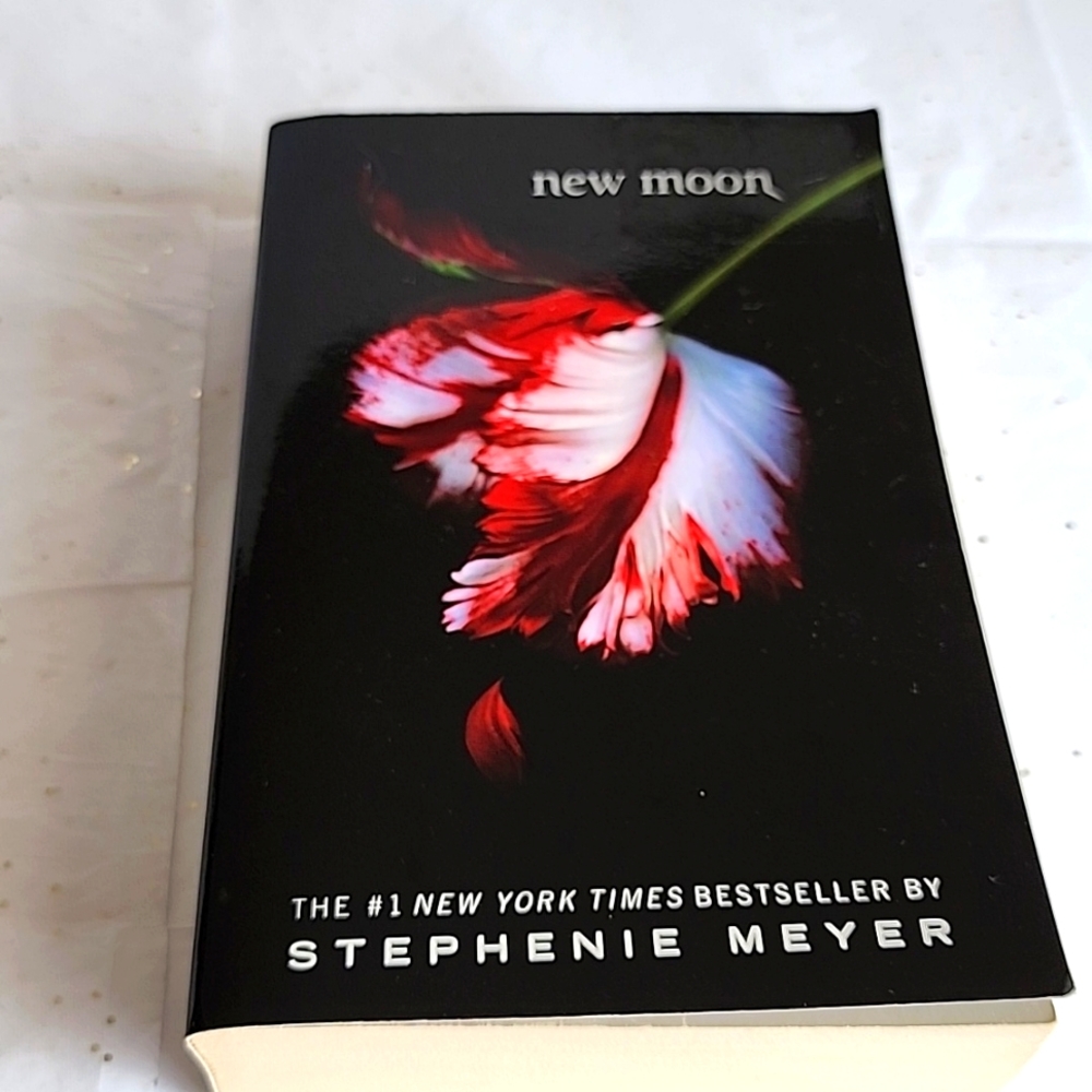 TWILIGHT-NEW MOON BY STEPHENIE MEYER SOFT COVER BOOK IN GREAT‎ CONDITION